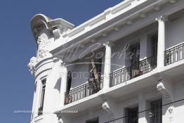 Image du Maroc Professionnelle de  Un peintre s'active à repeindre la façade de l’immeuble Gallinari, Elias et Josef Suraqui (1924) au Boulevard Mohammed V. Une des façades les plus représentatives de l’architecture du début du XXème siècle située sur le boulevard Mohamed V, de nombreux architectes internationaux, et surtout des français, qui se sont inspirés des courants des Art Nouveau en vogue en Europe et particulièrement des Art Déco en y ajoutant des caractéristiques locales tel que, stucs, sculptures ou de zelliges, visible sur les façades des immeubles construits pour les colons à Casablanca, Mardi 9 Octobre 2012. (Photo / Abdeljalil Bounhar) 


 